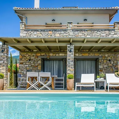 Sleeps 6 With Pool And Air Con Villa