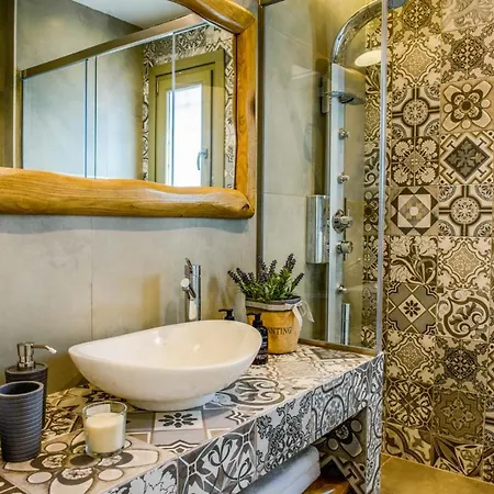 Sleeps 6 With Pool And Air Con Vila *