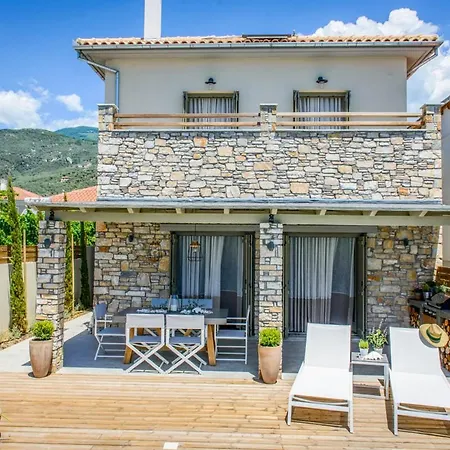 Sleeps 6 With Pool And Air Con